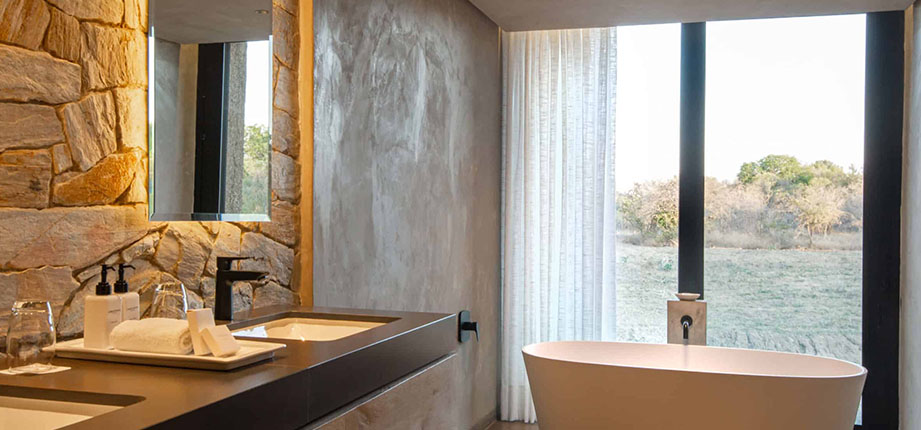 KAPAMA RIVER LODGE _0004_River-lodge-Deluxe-Suite-Bathroom-scaled